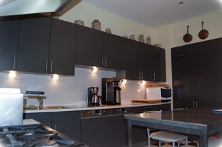Une cuisione moderne avec cuisinière semi-professionnelle Une cuisione moderne avec cuisinière semi-professionnelle