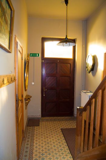 Hall entrée avec toilette Hall entrée avec toilette