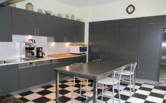 Cuisine moderne avec cuisinière semi-professionnelle Cuisine moderne avec cuisinière semi-professionnelle